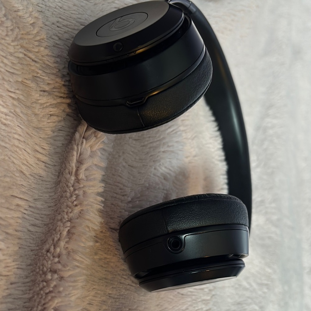 Beats Solo 3 Black Wireless Headphones - Picture 6 of 8